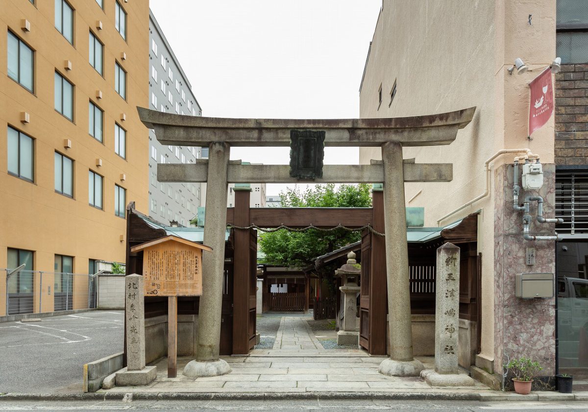 歴史的な神社のリノベーション風景