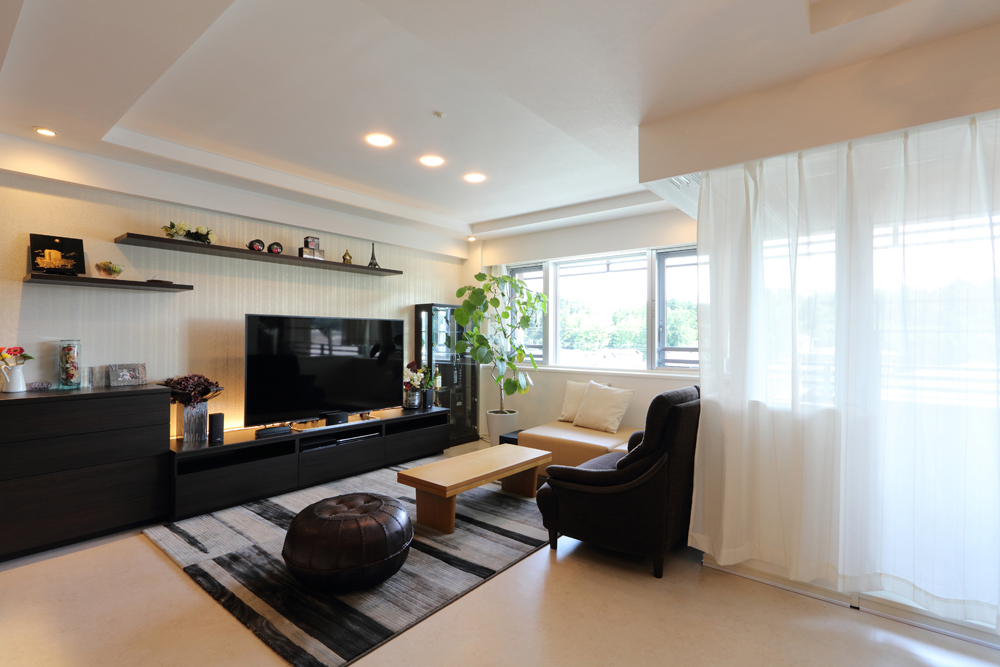 みんなが集まるワインセラーのあるリビングダイニング