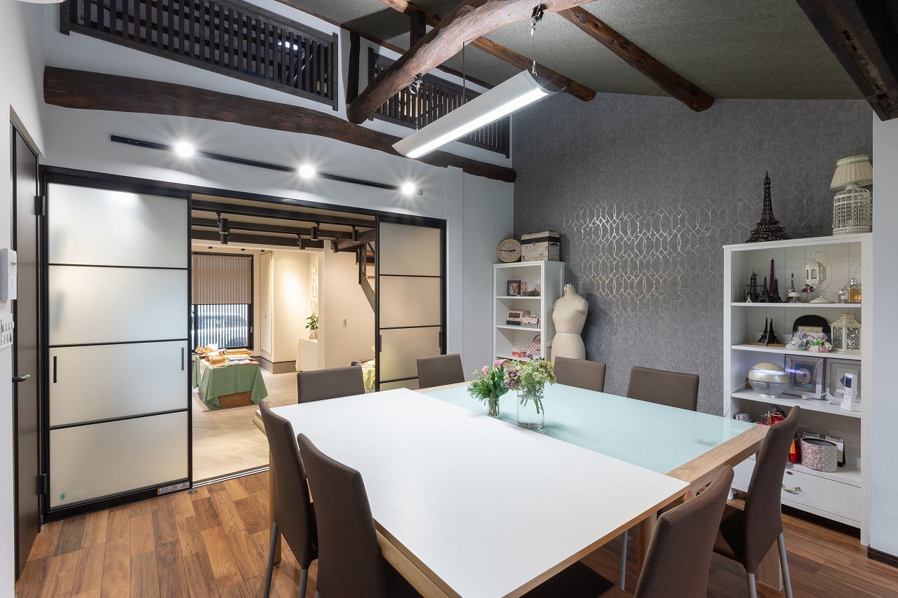 フランス額装のスタジオ兼ギャラリーへとリノベーション