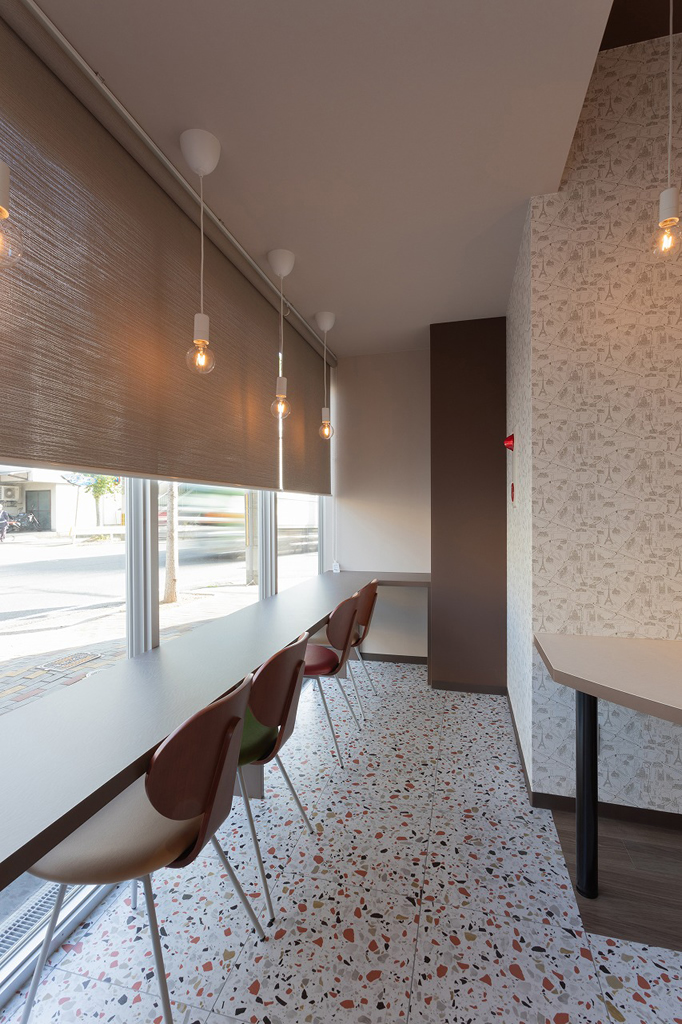 エントランスは、カラフルでキャッチーなプリントタイル。