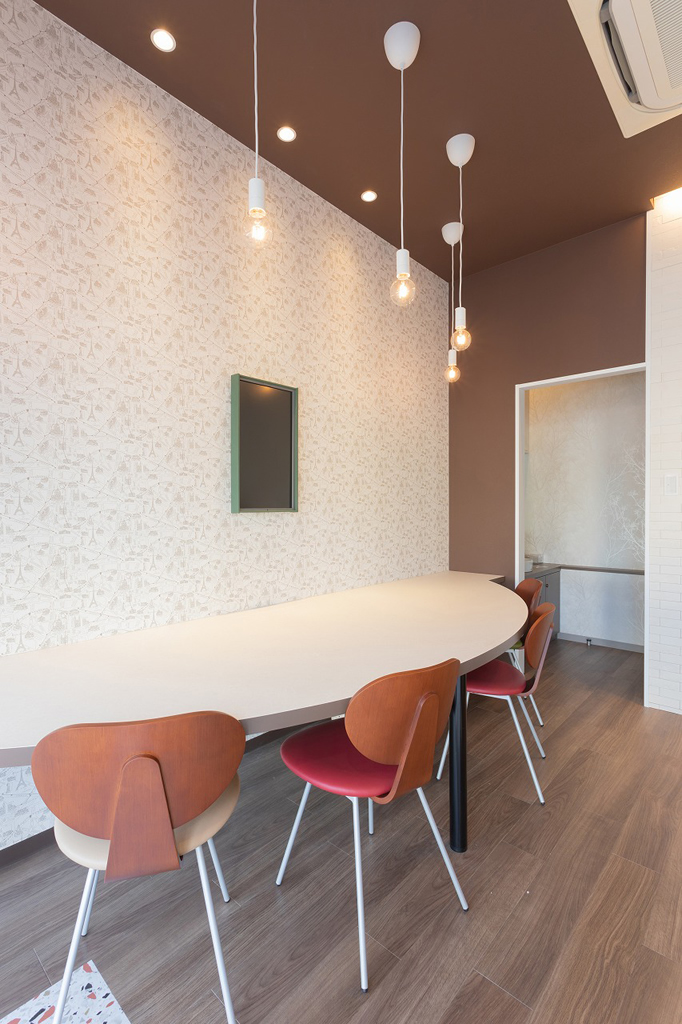 椅子はマーブルチョコをイメージしてコーディネート。