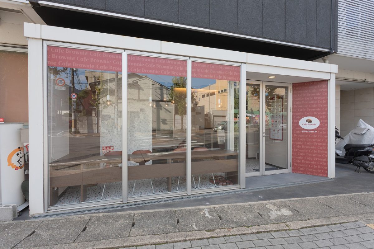 お店のファサードはチョコレートキャラメルの包み紙みたいな感じが狙い。