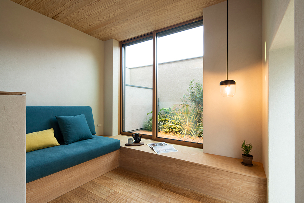 スキップフロアのカフェスペース