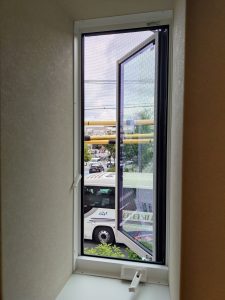 縦すべり出し窓2