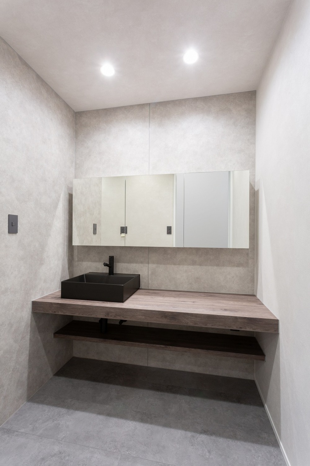 クールモダンな洗面室