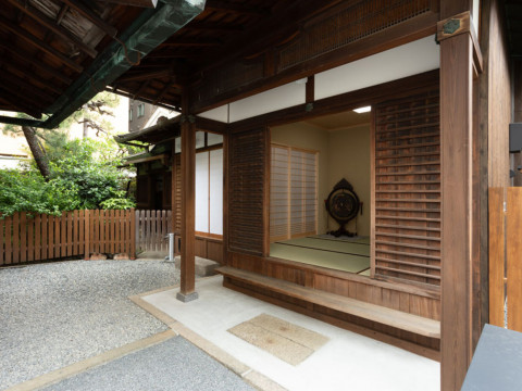 歴史的な神社のリノベーション風景