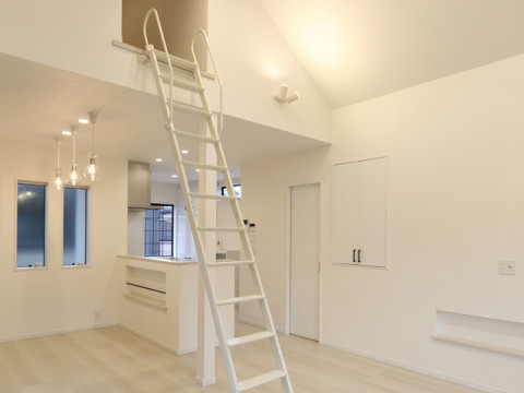 家族一緒の時間が増えた、真っ白なLDKの部屋