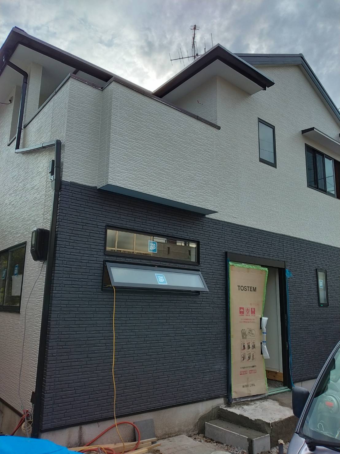  足場取れた後・・・施工中ですのでお許しください。