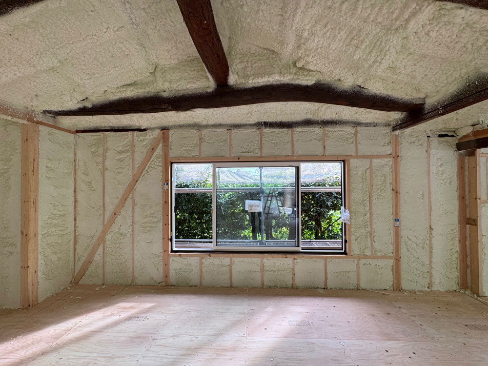 断熱材の床工事の様子