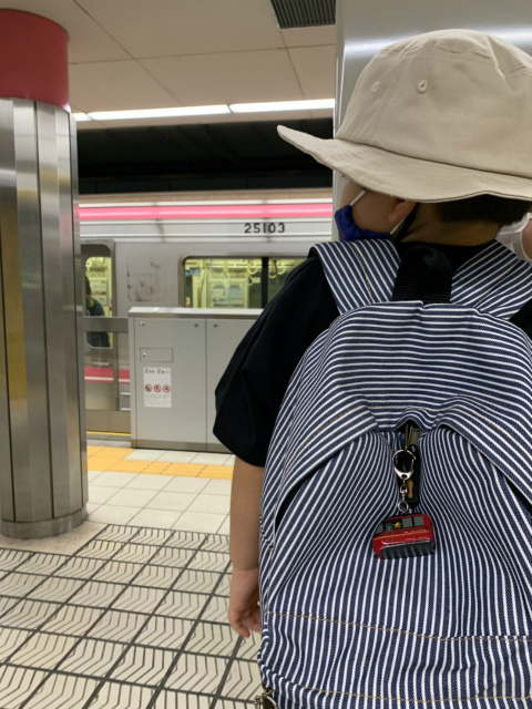 近鉄電車に乗り、大阪鶴橋駅まで。そこから千日前線に乗ります。