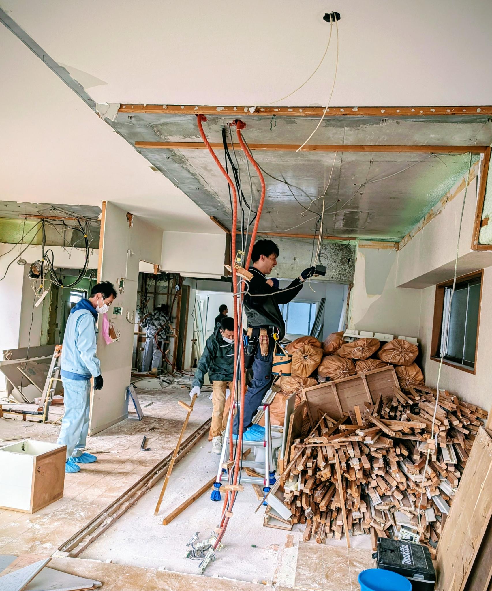 マンション解体工事中