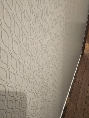 玄関ホールはアメリカのヨーク社の紙クロスを使用。